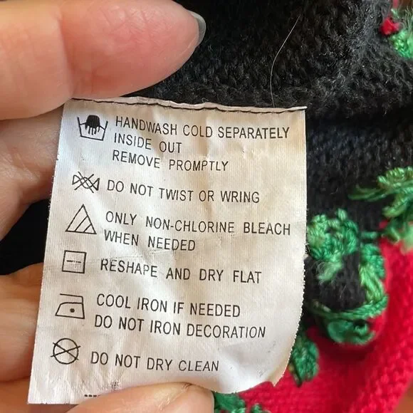 Vtg Victoria Jones Christmas black sweater with‎ embroidered/beaded nutcrackers - Picture 8 of 8